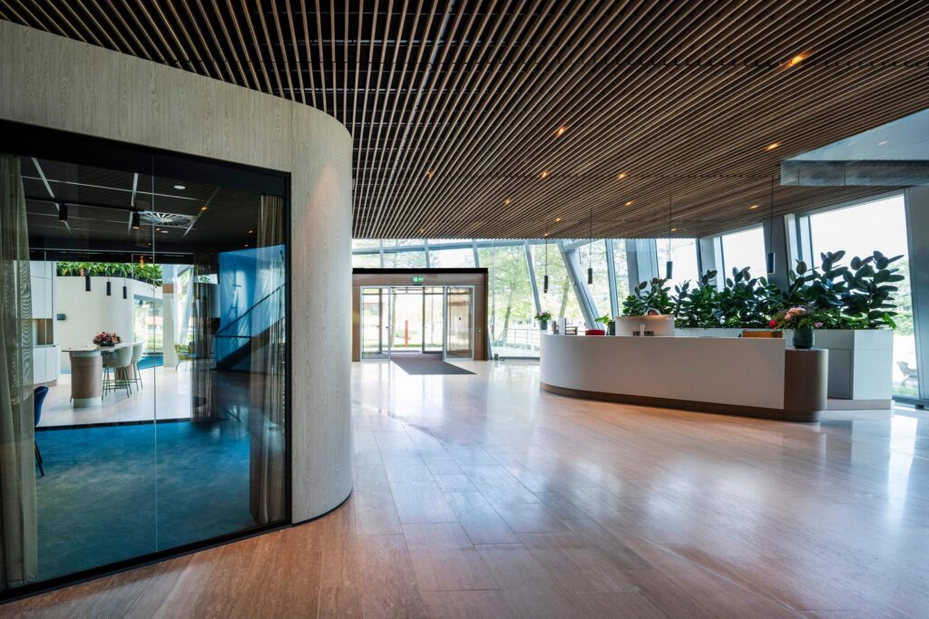 Moderne en lichte entreehal met receptiebalie aan de David Ricardostraat.